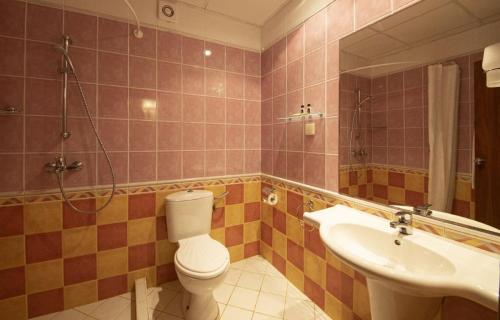 łazienka z toaletą i umywalką w obiekcie Hotel Magnolia w Albenie