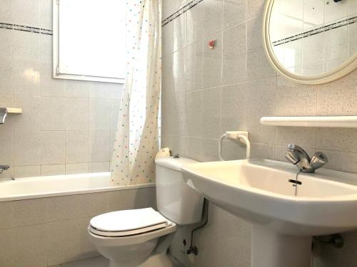 A bathroom at ROC MAR 4 3A - Apartamento cerca del centro y de la playa - terraza con vistas al mar y al puerto
