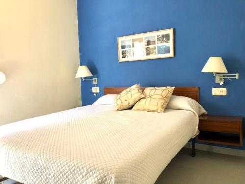 A bed or beds in a room at ROC MAR 4 3A - Apartamento cerca del centro y de la playa - terraza con vistas al mar y al puerto