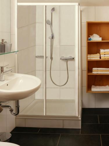 a bathroom with a shower and a sink at Biotel Bertel Naturappartements in Brand
