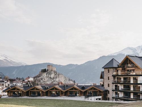 ラディスにあるVAYA Ladis inklusive Super Sommer Cardの山を背景にした建物