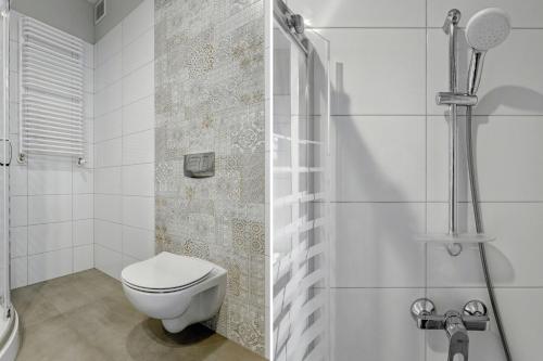 a white bathroom with a toilet and a shower at Apartament w centrum, zarezerwuj teraz in Lublin