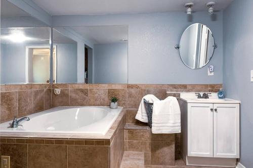 Ένα μπάνιο στο Spacious Family-sized Home in Central Location