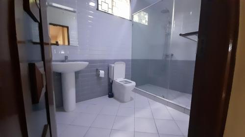 ein Bad mit einem WC, einem Waschbecken und einer Dusche in der Unterkunft Ary Beachfront Homestay Nyali- On Mombasa Beach in Mombasa