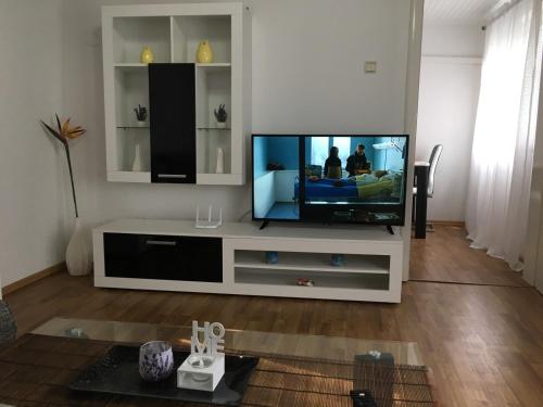 sala de estar con TV de pantalla plana en Luxury apartment in the heart of Jajce, en Jajce