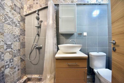 Ένα μπάνιο στο #Morrison Apt by halu! Apartments