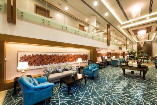 a lobby of a hotel with couches and chairs at Boudl Al Munsiyah in Riyadh