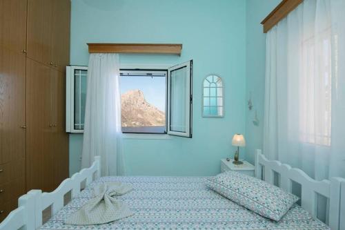 Tempat tidur dalam kamar di Eirinis house with amazing view in Masouri Kalymnos