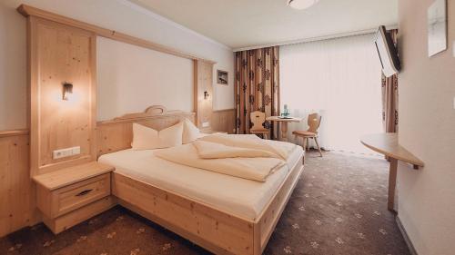 En eller flere senger på et rom på Hotel Föhre