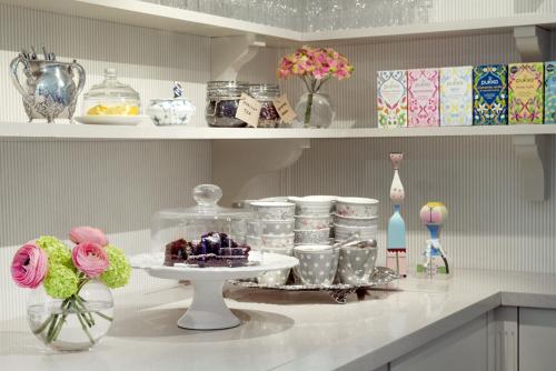 فندق بارك بيرغن في بيرغِن: طاولة مطبخ مع صحن من الطعام والزهور