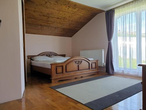 una camera con un letto e una grande finestra di Lidia House a Alba Iulia