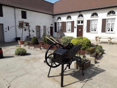 a statue of a cannon in front of a building at 't Hof van Cremers in Geraardsbergen