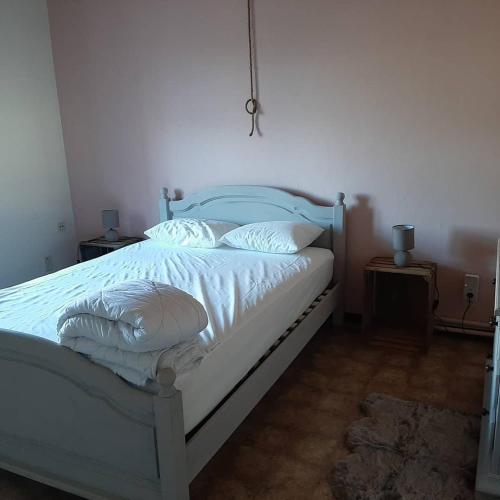 a bedroom with a bed with white sheets and pillows at 't Hof van Cremers in Geraardsbergen