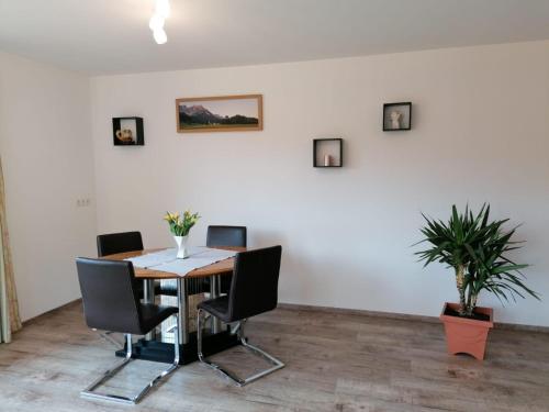 una sala de conferencias con mesa y sillas en Appartement Kaiserplatzl, en Scheffau am Wilden Kaiser