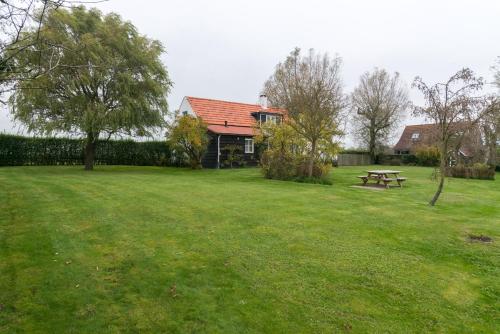 einen Park mit einem Picknicktisch im Gras in der Unterkunft Hello Zeeland - Vakantiehuis Klakbaan 4 in IJzendijke