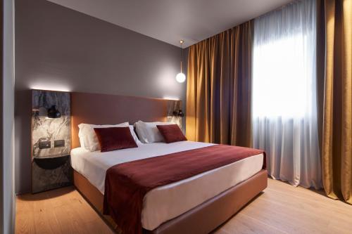 sypialnia z dużym łóżkiem i oknem w obiekcie Executive Spa Hotel w mieście Fiorano Modenese