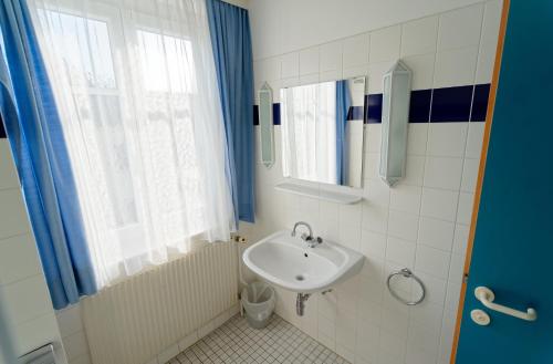 bagno con lavandino e specchio di Radfahrerherberge Krems a Krems an der Donau