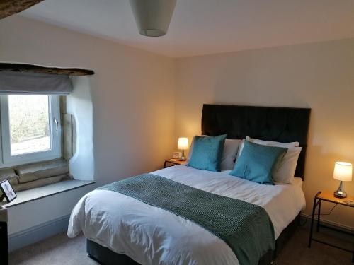 Rúm í herbergi á Our Holiday House Yorkshire , Bentham - Children and doggy friendly