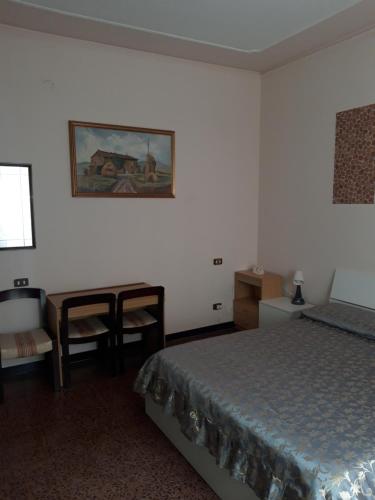 una camera da letto con un letto e un tavolo e una foto appesa al muro di Sea Life a La Spezia