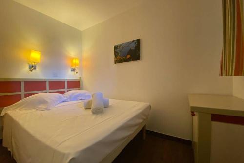 une chambre avec un lit avec deux serviettes dessus dans l'établissement C036 Agréable appartement au sein d'une belle residence de vacances, à Cannes