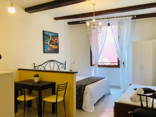 1 dormitorio con 1 cama, mesa y sillas en La Gianchina di Vernazza - Central Cozy Apt Wi-Fi, en Vernazza