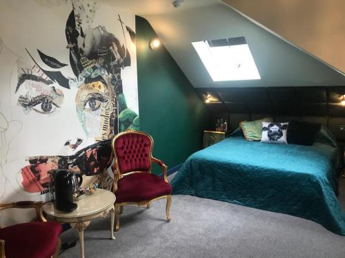 伯恩茅斯Amarillo Guesthouse的一间卧室配有一张床,墙上挂着绘画作品