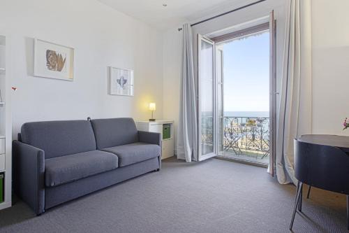 Coin salon dans l'établissement Nice studio with sea view & balcony - Biarritz - Welkeys