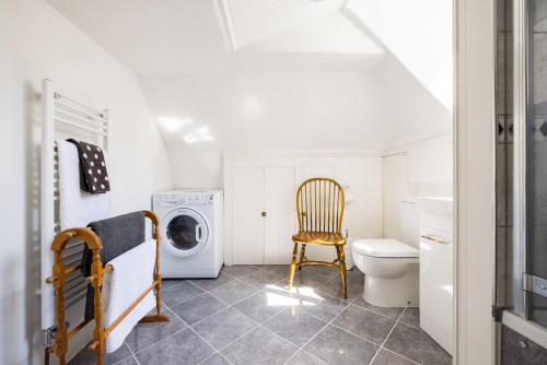 Ένα μπάνιο στο Spacious, Light-Filled 2 Bedroom Apartment
