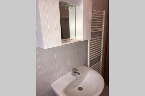 ein Badezimmer mit einem Waschbecken und einem weißen Schrank in der Unterkunft Al Mare apartment in Chioggia