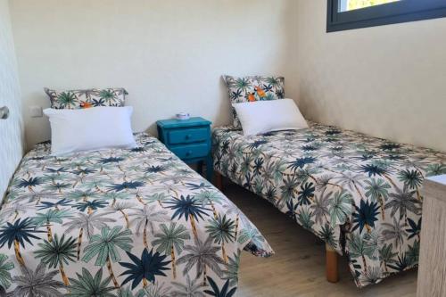 2 Betten nebeneinander in einem Zimmer in der Unterkunft Maison en bois presqu’île de rhuys Morbihan in Le Tour-du-Parc