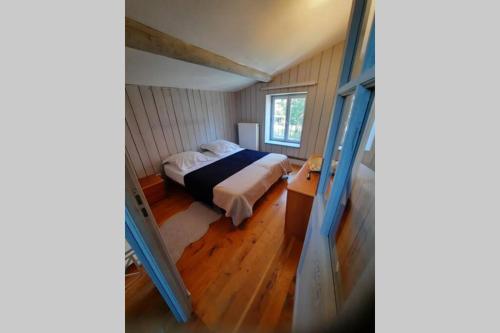 Habitación pequeña con cama y ventana en Charmant Gîte Holiday cottage en Nézignan-lʼÉvêque