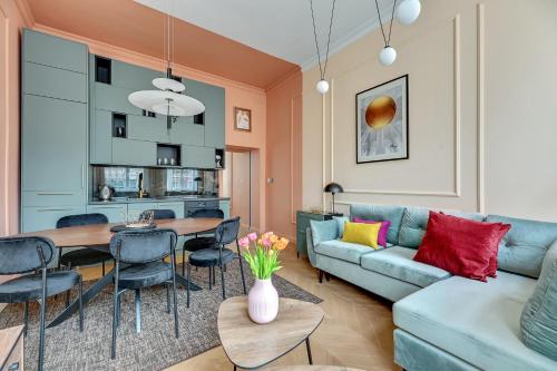 een woonkamer met een bank en een tafel bij Blue Mandarin Old Town in Gdańsk