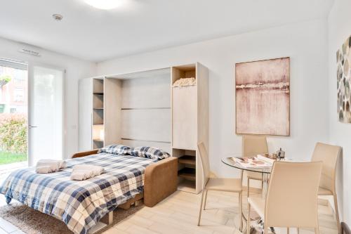a bedroom with a bed and a table and chairs at DREAM Holiday Houses in Cernobbio
