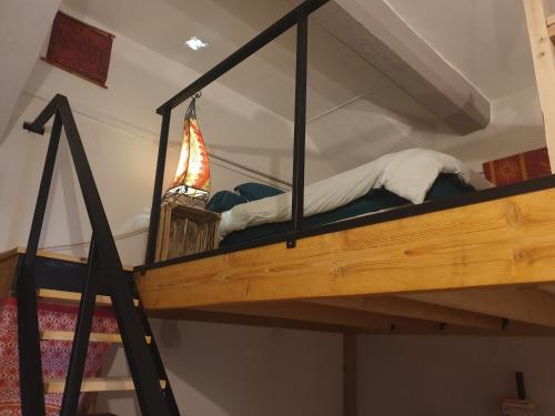 Ce dortoir comprend des lits superposés. dans l'établissement Charmant appartement cœur village provençal, à Lambesc