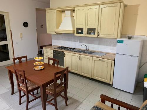 
A kitchen or kitchenette at Capopiccolo Travel

