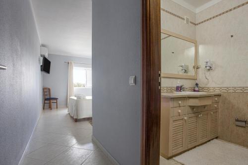 Koupelna v ubytování Apartamentos Antunes