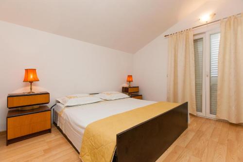Un dormitorio con una cama grande y una ventana en Holiday Home Beata, en Trogir