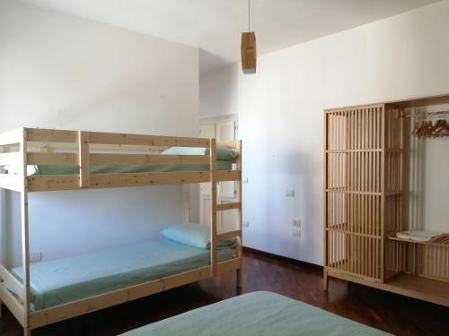 Cette chambre comprend 2 lits superposés et un placard. dans l'établissement B&B la Casa Giusotto, à Giulianova