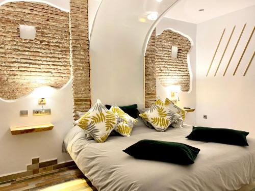 a bedroom with a large bed with pillows on it at Complejo Turístico La Garganta in El Chorro