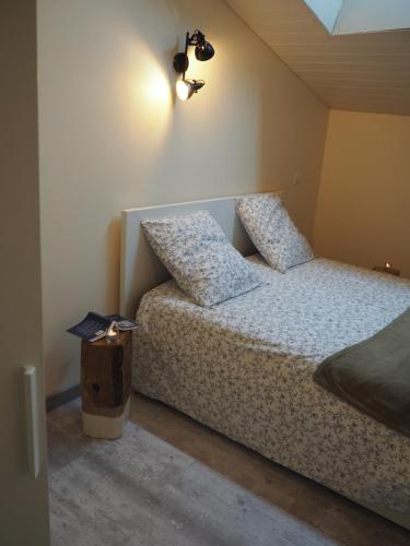 מיטה או מיטות בחדר ב-La Meïzou de Bouly