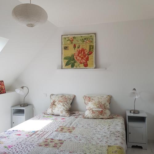 une chambre avec un lit avec deux oreillers dans l'établissement Maison Tombelaine, à Vains