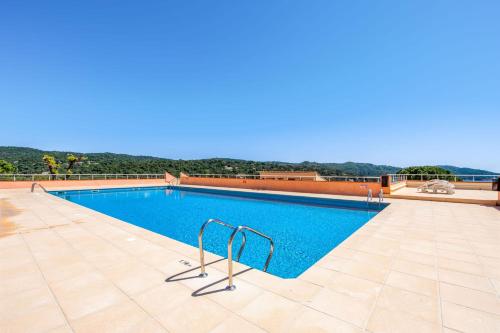 - une piscine d'eau bleue dans un bâtiment dans l'établissement Appartement Moorea - Welkeys, à La Croix-Valmer