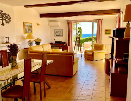 Ein Sitzbereich in der Unterkunft Villa Riviera, Sea view, Pool, Jacuzzi, Sauna, Walk to the beach