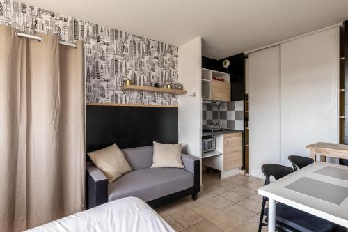 - un salon avec un canapé dans l'établissement Studio Floréal - Welkeys, à Lattes