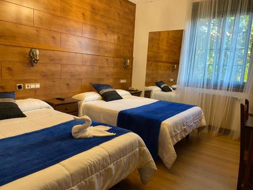 Postel nebo postele na pokoji v ubytování Hotel Playa Samil Vigo