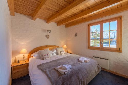 ein Schlafzimmer mit einem Bett mit zwei Handtüchern darauf in der Unterkunft Chalet Pierre Blanche in Nendaz