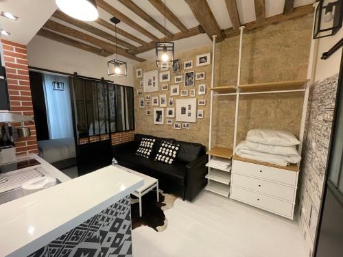 Cette chambre comprend un canapé et un lit. dans l'établissement Appartement Aix, Neuf tout équipé, à Paris
