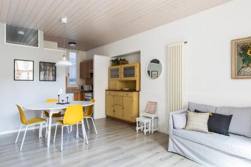 - un salon avec une table et un canapé dans l'établissement Rose Apartment by Quokka 360 - refined two-bedroom apartment with garden, à Lugano
