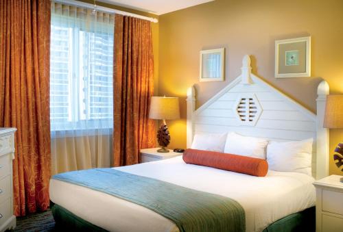 1 dormitorio con 1 cama blanca grande y ventana grande en Club Wyndham at Majestic Sun en Destin