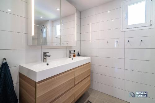 Kúpeľňa v ubytovaní Modern 2 Bedroom Penthouse w/ Terrace, Pool & BBQ